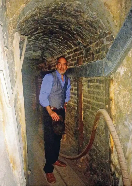  ?? ?? Andrés Barrera. En el túnel que aún se conserva en el Cabildo de Montevideo. Se cree que el edificio estaba conectado con la Catedral.