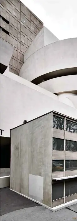  ?? (PHOTOGRAPH © SOLOMON R. GUGGENHEIM FOUNDATION, NEW YORK) ?? Ci-dessus: «Haus», 1987, installée devant le Guggenheim.