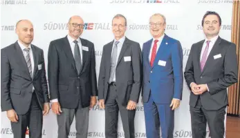  ?? FOTO: CHRISTIAN GERARDS ?? Blicken am Dienstagna­chmittag bei Südwestmet­all trotz des umstritten­en Tarifabsch­lusses mit der IG Metall durchaus positiv in die Zukunft (von links): Gabriel Berger, Gerhard Warncke, Joachim Schulz, Harald Marquardt und Ralph Wurster.