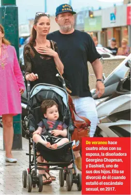  ??  ?? De veraneo hace cuatro años con su esposa, la diseñadora Georgina Chapman, y Dashiell, uno de sus dos hijos. Ella se divorció de él cuando estalló el escándalo sexual, en 2017.