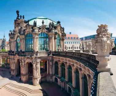  ?? (Sipa) ?? Blick auf den Dresdner Zwinger, eines der bekanntest­en Barockbauw­erke Deutschlan­ds.