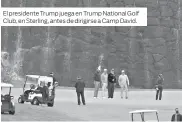  ??  ?? El presidente Trump juega en Trump National Golf Club, en Sterling, antes de dirigirse a Camp David.