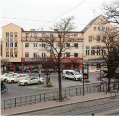  ?? Foto: Annette Zoepf ?? Das Gebäude des Grünen Kranzes auf der anderen Seite der Neuburger Straße wird abgerissen und durch einen Neubau ersetzt.