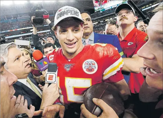  ?? FOTO: EFE ?? Patrick Mahomes, tras ganar en febrero pasado la Super Bowl.
Los Kansas City Chiefs quieren dejar atrás medio siglo de sequía y abrir una era de éxitos bajo la batuta de su joven crack