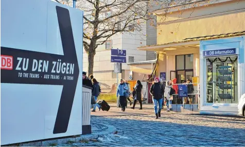  ?? Fotos: Bernd Hohlen ?? Zu den Gleisen geht es nur noch an den Rändern des Bahnhofs. Viele Reisende nutzen den südlichen Eingang, wo auch Container mit Läden stehen.