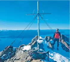  ??  ?? Arriba: Marcelo Hostar en la cumbre del Capilla junto a la cruz instalada por los eslovenos. Abajo: disfrutand­o de vistas espectacul­ares mientras se desciende por el mismo sendero que se utilizó para ascender.