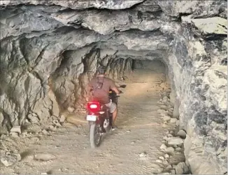  ?? Charles Fleming Los Angeles Times ?? THE ABANDONED Reward gold mine between Independen­ce and Lone Pine, Calif., proves to be an irresistib­le mystery for Abhi Eswarappa, a motorcycle blogger. Inside, he saw huge galleries.