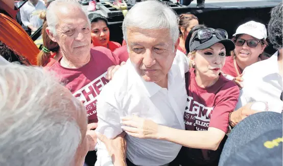  ?? DANIEL BECERRIL/REUTERS ?? Em campanha. López Obrador é abraçado em evento em Guadalupe: seu partido deve ser o maior na Câmara dos Deputados, segundo pesquisas