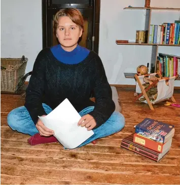  ?? Foto: Schütz ?? Das gehört für sie zum Schreiben: breite Lektüre und freies Zeichnen – Luca Opic, zu Hause in Neusäß.