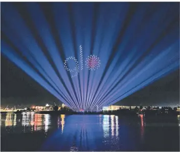  ?? FOTO: OBS/GLO/GLO[TM]/BAT ?? Ein Drohnen-Ballett an den Hamburger Landungsbr­ücken. Wenn es nach der Mehrheit des Stadtrates geht, soll eine ähnliche Show an Silvester am Düsseldorf­er Himmel zu sehen sein.