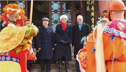  ?? — AFP ?? What a show: May (centre) and her husband Philip May (right) watching a Peking Opera performanc­e during their visit to the Yellow Crane Tower in Wuhan.