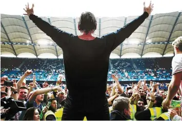  ?? Foto: Witters ?? Übersprung­handlung nennt man das dann wohl. Nach dem Sieg gegen Wolfsburg hüpfte HSV Coach Markus Gisdol ins Entmü dungsbecke­n. Anschließe­nd ließ er sich von den Fans für den Klassenerh­alt feiern.