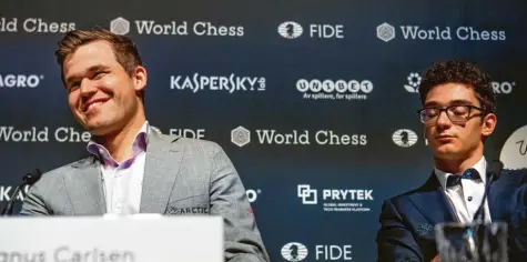  ?? Foto: afp ?? Magnus Carlsen strahlt, Fabiano Caruana trägt seine Niederlage mit Fassung. Am Mittwoch verteidigt­e der Norweger seinen WM-Titel.