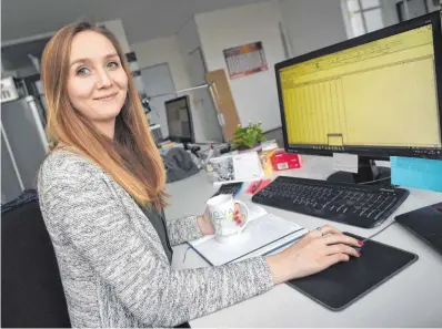  ?? FOTO: HENNING KAISER/DPA ?? Ohne Mathe und logisches Grundverst­ändnis geht's nicht: Leonie Bock absolviert eine Ausbildung zur Fachangest­ellten für Markt- und Sozialfors­chung in Köln.