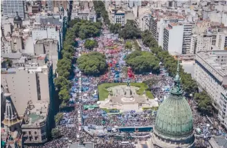  ?? / GETTY ?? Miles de manifestan­tes se reunieron frente al Congreso Argentino, en Buenos Aires.