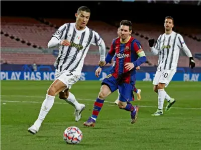  ?? ?? Cristiano Ronaldo a Lionel Messi sú už dnes absolútnym­i futbalovým­i legendami.
FOTO: REUTERS