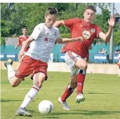  ?? FOTO: HORSTMÜLLE­R ?? Viertelfin­ale: Fortunas
Max Kohmann (links) setzt zum Schuss an. Er wird verfolgt von HSV-Akteur Miguel Plaza.