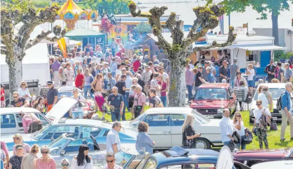  ?? FOTOS: ANDY HEINRICH ?? Bestes Festwetter beschert der Gemeinde zur Saisoneröf­fnung einen Auftakt nach Maß.