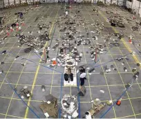  ?? ?? Reševalna ekipa je nabrala 84.000 kosov razpadlega raketoplan­a.