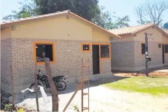  ??  ?? Estas son dos viviendas construida­s en Limpio por la constructo­ra Ger. Com. de Esteban Gertopan, tras ser contratado por el SAT de Verónica Natalia Ojeda Castelli a fines del 2018.