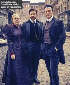  ??  ?? Dakota Fanning, Daniel Brühl y Luke Evans en The Alienist.