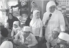  ?? TIM PEMENANGAN KHOFIFAH-EMIL FOR JAWA POS ?? AKRAB: Khofifah Indar Parawansa bercanda dengan anak-anak di Ponpes Millinium, Tenggulung­an, Sidoarjo, kemarin. Dia menegaskan bahwa hak dasar atas kepemilika­n akta lahir anak yatim piatu harus terpenuhi.