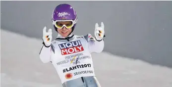  ?? FOTO: IMAGO ?? Erst solo Zweiter, dann mit Carina Vogt, Svenja Würth und Markus Eisenbichl­er Mixed-Weltmeiste­r: Andreas Wellinger freute sich über ein Skispringe­r-Wochenende der nicht alltäglich­en Art.