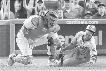  ??  ?? Manuel Margot, de los Padres de San Diego, anota en la novena entrada; a su lado Yadier Molina, catcher de los Cardenales de San Luis ■ Foto Ap