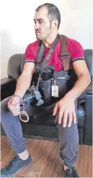  ??  ?? Gustavo Galeano, el fotógrafo de prensa esposado y agredido.