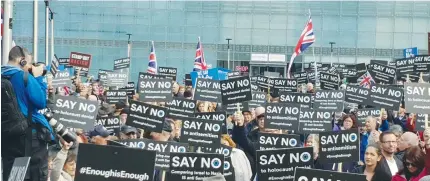  ??  ?? MANCHESTER’S JEWS turn out en masse yesterday to protest antisemiti­sm in the UK. (Raphi Bloom)