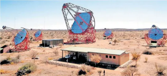  ?? [Mathieu de Naurois] ?? Fünf Teleskope umfasst das H.E.S.S.-Experiment in Namibia. Die Anreise aus Windhoek führt über Schotterst­raßen.