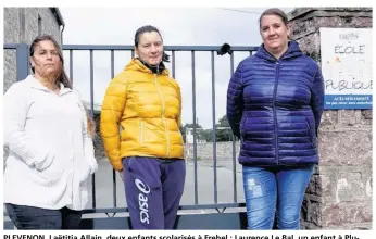  ??  ?? PLEVENON. Laëtitia Allain, deux enfants scolarisés à Frehel ; Laurence Le Bal, un enfant à Plurien ; et Gwenola Christien, trois enfants scolarisés au collège de Matignon et à Frehel devant le nouveau portail de l’école de Plévenon. Toutes trois...