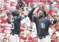  ??  ?? Eric Hosmer, de San Diego, celebra con el dominicano Franmil Reyes después de pegar un jonrón solitario en la cuarta entrada.