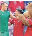  ?? FOTO: DPA ?? Manuel Neuer und Coutinho mit Maskottche­n „Berni“.