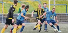  ?? FOTO: JÖRG KNAPPE ?? Nettetals Tobias Gorgs (r.) war gestern nur schwer zu stoppen. Gegen Mettmann erzielte er gleich drei Tore.