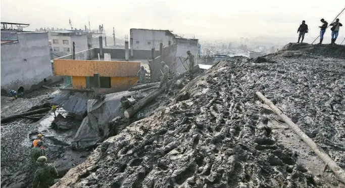 ?? ALFREDO CÁRDENAS ?? ▶Foto del aluvión que afectó a la comunidad de La Gasca, en Quito, en 2022. El flujo de tierra mató a 27 personas y causó pérdidas millonaria­s. Fue el sexto de estos eventos en la zona en los últimos 124 años.