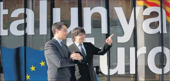  ?? JORDI BEDMAR PASCUAL / EFE ?? El presidente Puigdemont y Amadeu Altafaj ante la sede de la delegación catalana en Bruselas