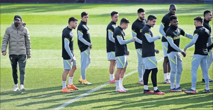  ??  ?? Simeone dirige un entrenamie­nto del Atlético con la presencia de Ricard, Sanabria, Medrano, Germán Valera, Carrasco, Toni Moya, Kondogbia, Lemar, Trippier y Correa.