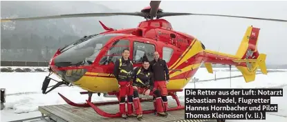  ??  ?? Die Retter aus der Luft: Notarzt Sebastian Redel, Flugretter Hannes Hornbacher und Pilot Thomas Kleineisen ( v. li.).