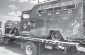  ?? CORTESÍA ?? Entrega de las camionetas de la policía dañadas en Ixmiquilpa­n.