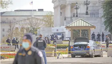  ??  ?? Las fuerzas del orden en la escena, después de que un vehículo atropellar­a a dos agentes cerca del Capitolio, en Washington.
