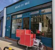  ??  ?? BREAD BY BIKE A nord di Londra è la meta degli integralis­ti della lunga lievitazio­ne.