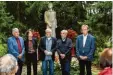  ?? Foto: Fastl ?? Harald Güller, Ulrike Bahr, Heinz Mün zenrieder, Wolfgang Bähner und Volk mar Thumser (von links) fanden sich am Grab von Bebo Wager ein.
