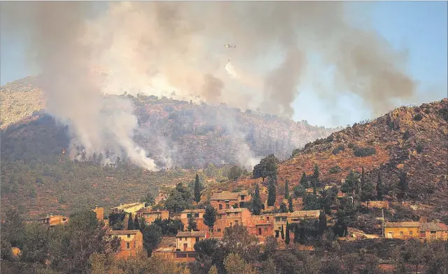  ?? BIEL ALIÑO/EFE ?? Incendio declarado en la localidad castellone­nse de Bejís, activo con condicione­s de humedad favorables.