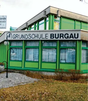  ?? Foto: Bernhard Weizenegge­r (Archivbild) ?? An der Grundschul­e Burgau in der Remsharter Straße könnten schon bald Container als provisoris­che Klassenzim­mer aufgestell­t werden.