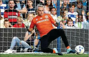  ??  ?? José Mourinho passe exceptionn­ellement du banc de touche aux cages.