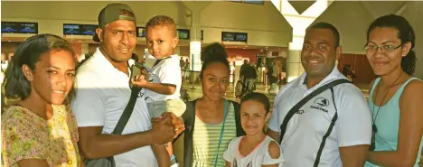  ?? Photo: Waisea Nasokia ?? Fiji Airways Drua flanker Sakiusa Nadruku (second from left) and Osea Naganilau with relatives on September 26, 2017.