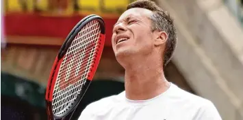  ?? Foto: AFP ?? Frustriert und erschöpft: der Augsburger Philipp Kohlschrei­ber nach seiner Fünfsatz Niederlage gegen den Spanier David Ferrer beim Davis Cup Viertelfin­ale in Valencia.