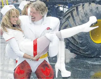  ?? FOTO: IMAGO ?? Richard Branson mit einem als Krankensch­wester verkleidet­en Model bei einer Werbeaktio­n für seine Mobilfunkf­irma Virgin Mobile: Auf den Erfolg des Mike-Oldfield-Albums „Tubular Bells“gründete der Brite seine Unternehmu­ngen.