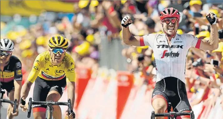  ?? FOTO: AP ?? El alemán John Degenkolb se impone a los belgas Greg Van Avermaet e Yves Lampaert en la meta de Roubaix. Van Avermaet, que también ganó esa clásica en 2017, demostró su fortaleza y consolidó su condición de maillot amarillo